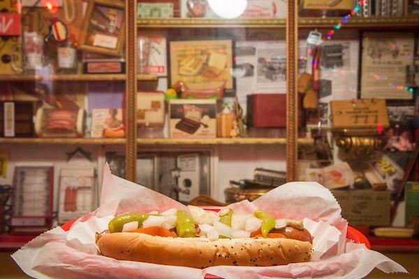在俄亥俄州雅典的O'Betty's Red hot餐厅，一个装满食物的热狗的特写